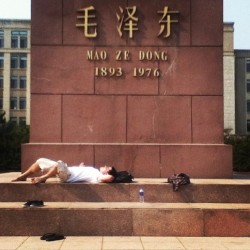 Tanning and chilling underneath Mao 欢迎中国。#dalian #chilling