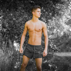 sixpackde:  https://www.tumblr.com/blog/sixpackde