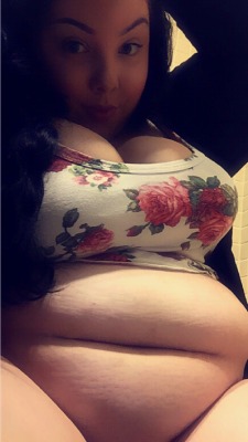 fatandsassymami:  So thick that everybody else in the room is