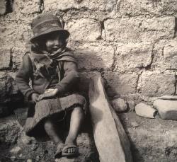 NiÃ±a en Willoq by Andres Fernando Allain  Ollantaytambo, 1997  #peru #andesmountains #andean #sudamerica #bnwphotography #filmphotography