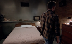 crossroadscastiel:So Dean’s room in 10x12 starts out pretty