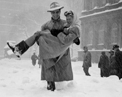 fuckyeahvintage-retro:  Winter in New York City, 1947 © Art