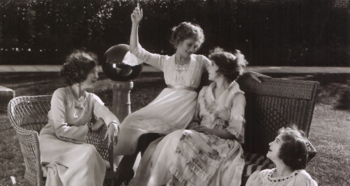 Mildred Harris, Mary Pickford, Lillian & Dorothy Gishhttps://painted-face.com/