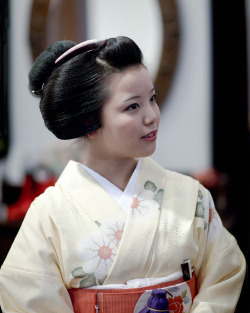 geisha-licious:  Ayano visiting Miyako no Nigiwai dance recital
