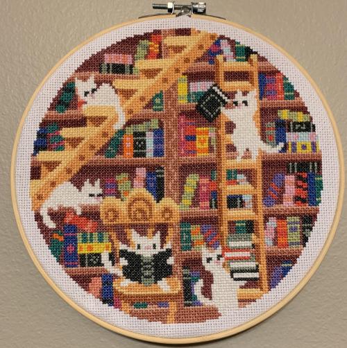 crossstitchworld:Cat library by  kawaii_k