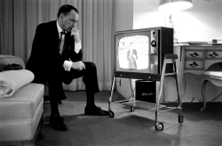 notforvanity-blog:  Frank Sinatra watches his son, Frank Jr.,