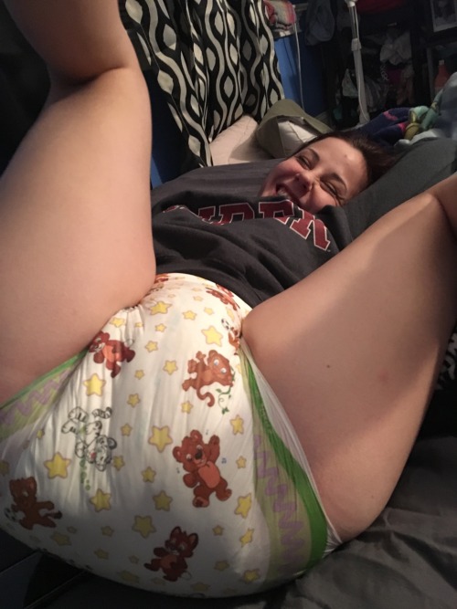 pull-upprincess:Me bein silly wif my wet diaper butt! “Ja gib alles, drück alles in die Windel!”“Hmmm…”“Ja, so ists gut!”