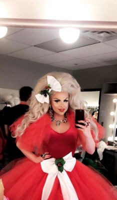 courtneyskoala:  💋❄️Festive Farrah❄️💋