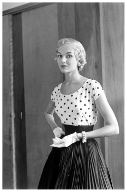 theniftyfifties:  Vikki Dougan in short blond wig, July 1952. Photo