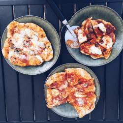 nick-avallone:  Made pizza on the grill 🍕😋