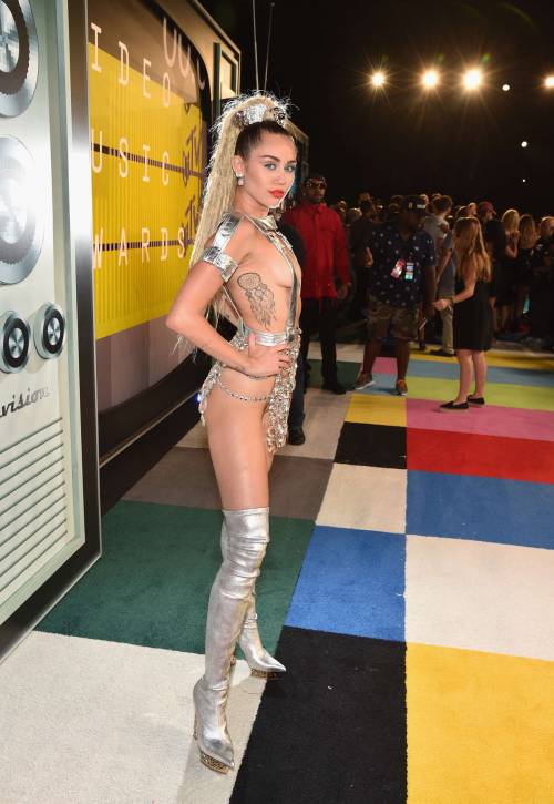 2sexy4u: Miley Cyrus - MTV VMA 2015. ♥  Oh wow I wanna make love in space. ♥ 