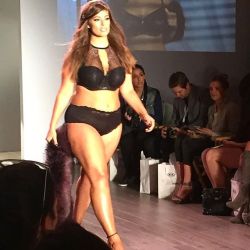 kellyaugustineb:  Ashley Graham served us all of the thighs at