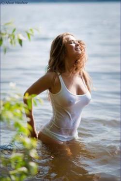 thecurvygirls1:  Magnificent Curvy Girl in the water…