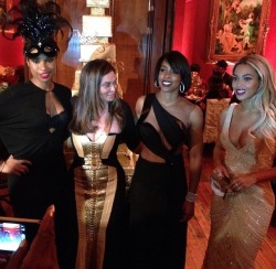 burymeinchanel:  beyonceinfo:  Beyoncé, Kelly, Tina and JHud