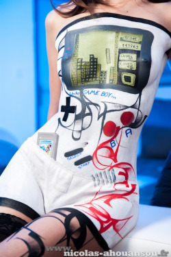 nerdybodypaint:  thegameisalife:  Body paint Game Boy  www.nicolas-ahouansou.fr