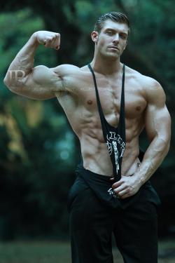perfectly-sculpted:   Jay Amato