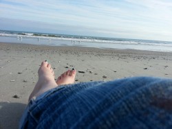 Happy feet relaxing on the beach (^-^)