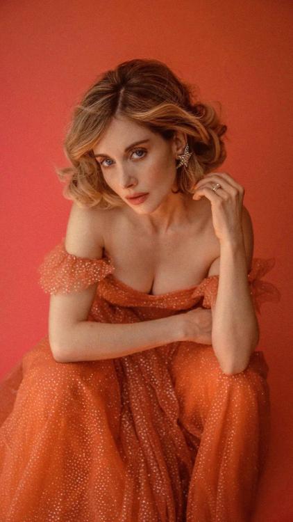 baddestbitchesglobal:  Alison Brie