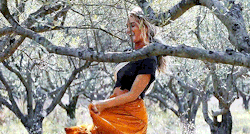 therealsteevoooo: rainbowkarolina:  Donna + the orange skirt 