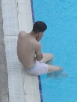 lfrmit:  Hot guy in white undies in a public swimming pool. show