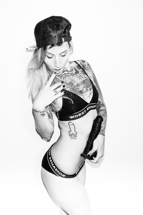 fabzblack-blog-blog:  #KunstUndKotze #DildoqueenStarring: @lisar-tattoomodel-karlsruhe  â¤ï¸â¤ï¸ðŸš€