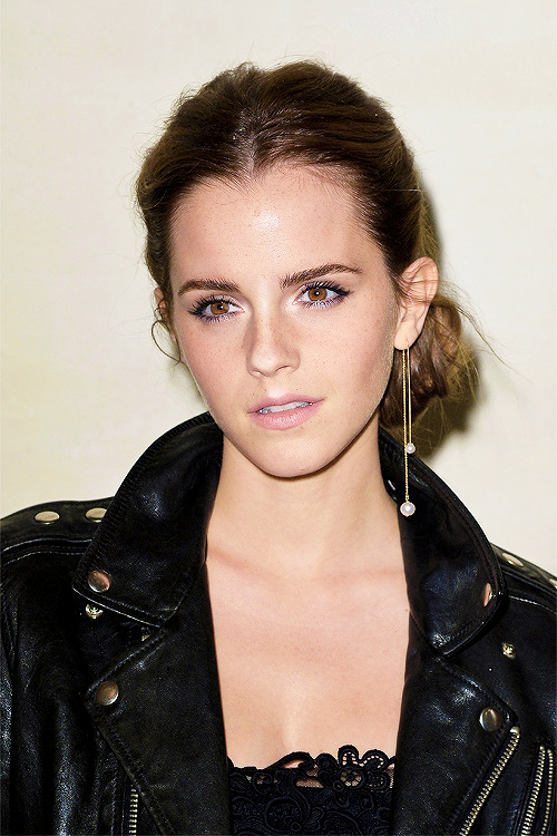 dailyemmawatson101:  watsonlove:Emma Watson attending Paris Fashion