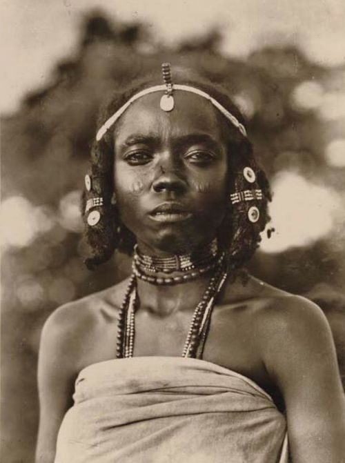 edwardianpromenade:  — Kunama woman (1900s), Eritrea, photographer unknown 