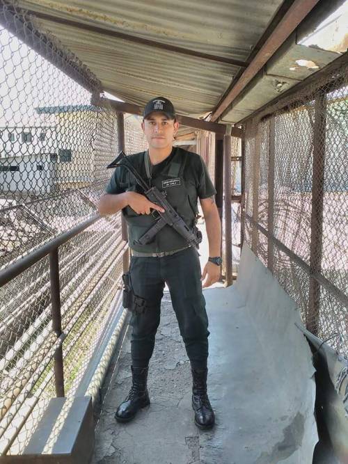 flaitesricos20:  reyenito2:  Otro colega gendarme   Son tan ricos