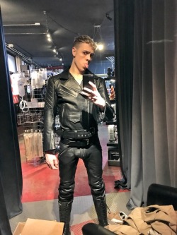 slavelumos: Leather slave chic