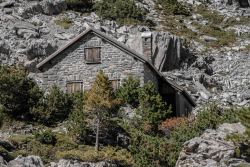 cabinporn:  Stone cabin in Berner Oberland, Bern, Switzerland.