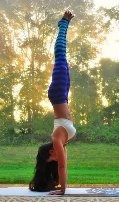 i-love-yoga:  Hand stand 