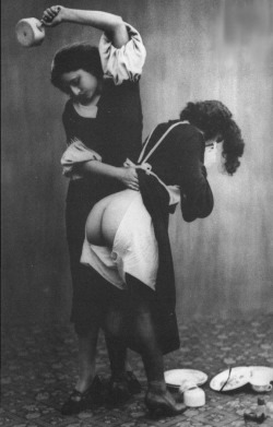 mysweetelizabeth:  (via http://www.vintagelesbians.org/wp-content/uploads/2008/12/vintage-lesbian-spanking.jpg)