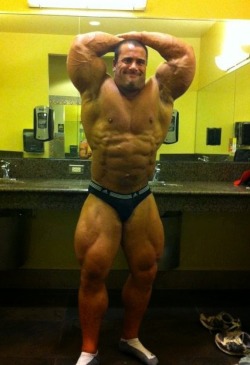 zoltanyuri:  Mark Erpelding blows up to 260lbs!