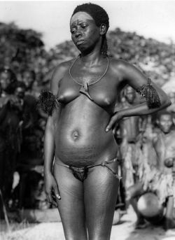 tobacco-and-leather:  Africa | Yasayama woman. Belgian Congo.