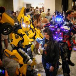 movementmag:  Party mode. #transformers #dragoncon #cosplay 