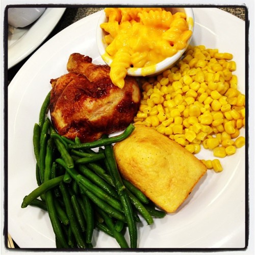 Dinner with the parents holy fuck I’m eating vegetables ????! Whatttt it’s gonna snow it Florida #bostonmarket #corn #greenbeans #macaroni #chicken #dark #miracle #yum  (at Boston Market)