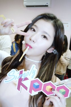 dailysana:  161110 Simplykpop twitter update: 예쁜애 옆에