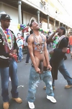 bbclover-and-nutlover:  Always a joy when it’s Mardi Gras 