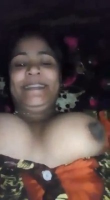 desipussys:    Horny Indian Wife Boob Selfie