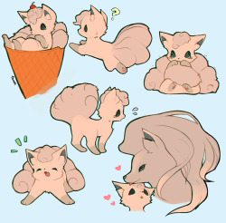 kitsumari:  lil doodles of alola vulpix (and ninetales!)   