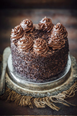 hemakesmesmilehuge:  sweetoothgirl:   ONE BOWL CHOCOLATE CAKE