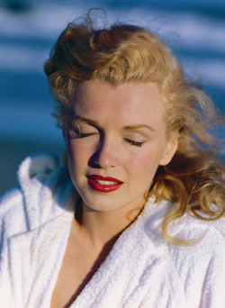 marilynmonroe-x:  Andre de Dienes, 1949