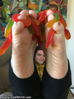 footfreak977:  nikki offers the slimy gummy worms between her