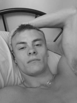 fagwhore4chavs-fitlads:  Fit Shirtless Muscle Lad
