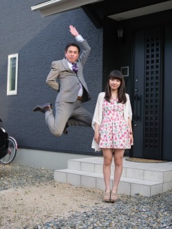 hohentai:  Dads jumping next to their daughters is Japan’s