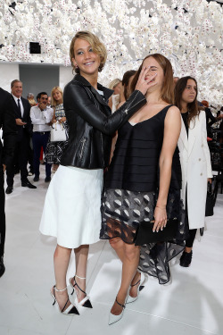 mockingjaysource:  Jennifer Lawrence and Emma Watson pose backstage