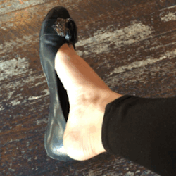 darknight2236:  theprettygoodfoot:  Dangle in the coffee shop