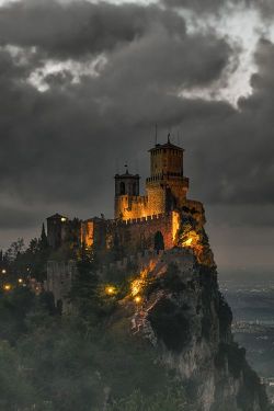 janetmillslove:  San Marino Castle, I moment love
