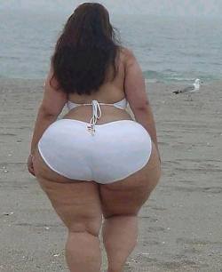 amobbw-ssbbw:  En la playa  Pear