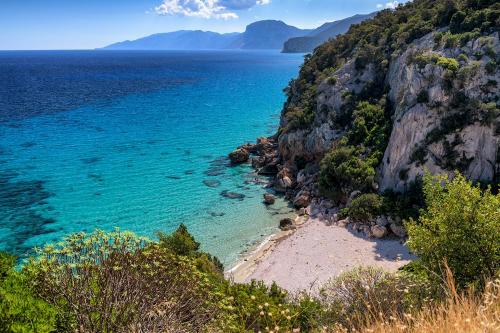 oneshotolive:  Beach near Cala Gonone, Sardegna, Italia - [1461x974]